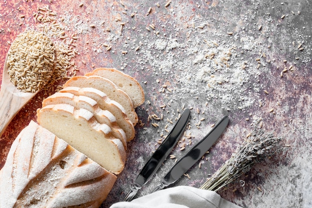 Photo top view sliced bread with knives