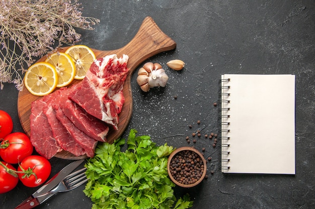 Vista dall'alto affettato di carne fresca con fettine di limone e verdure. cibo cena cucinare carne