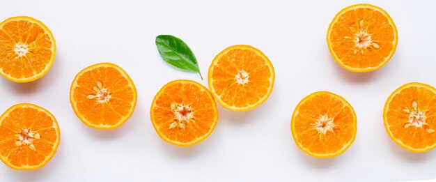 白いテーブルの上のスライスされたオレンジの上面図