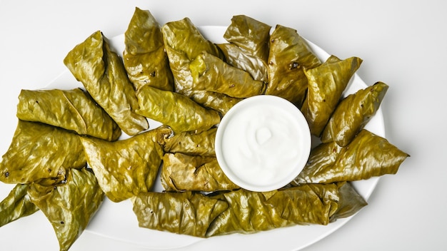 Foto top view smakelijke blad dolma met yoghurt op een witte achtergrond generatieve ai