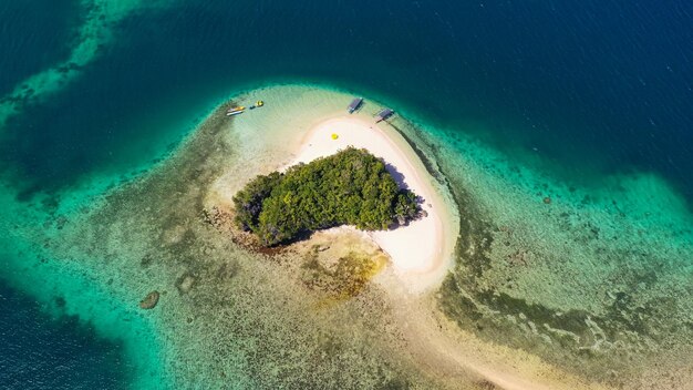 Photo top view of small tropical island in the blue sea with a coral reef and the beach britania islands