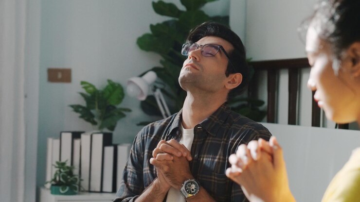 फोटो top view of smart diverse prayer clasping hand and praying to god symposium