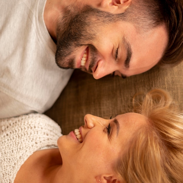 Photo top view smiley couple close-up