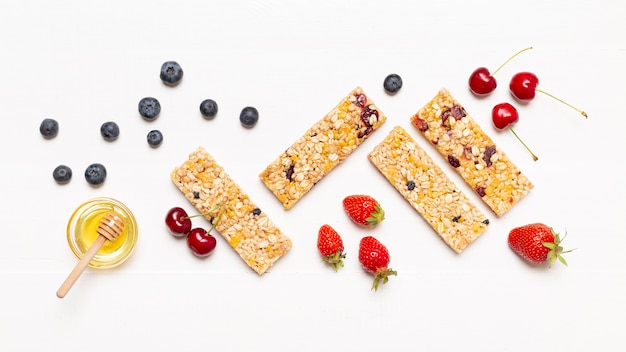 Photo top view snack bars with fruits