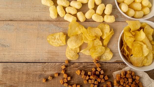 Photo top view snacks with wooden background