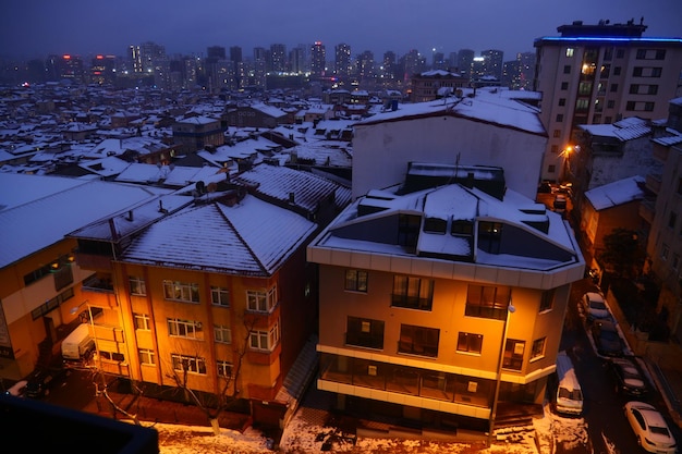 夜のイスタンブールの雪の街並みのトップ ビュー