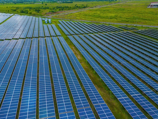 Vista dall'alto dei pannelli solari nella fattoria fonte alternativa di elettricità i pannelli solari assorbono la luce solare come fonte di energia per generare elettricità creando energia sostenibile