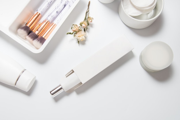 トップビュースパ美容スキンケア化粧品クリームフェイシャルチューブコンテナー製品パッケージの白いテーブルの表面、健康な医療のためのボディローション