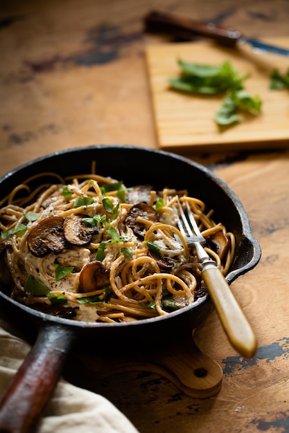 Vista dall'alto di spaghetti con funghi e salsa di panna