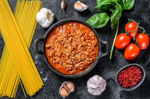 Foto vista dall'alto sugli spaghetti con ragù alla bolognese e basilico