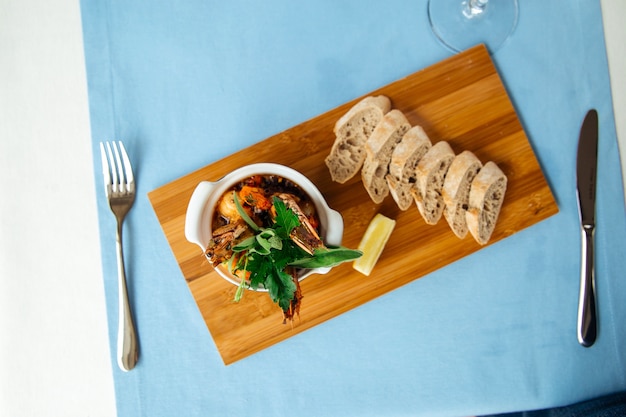 레스토랑 테이블에 스페인 요리 gambas pil-pil 새우에 대한 상위 뷰