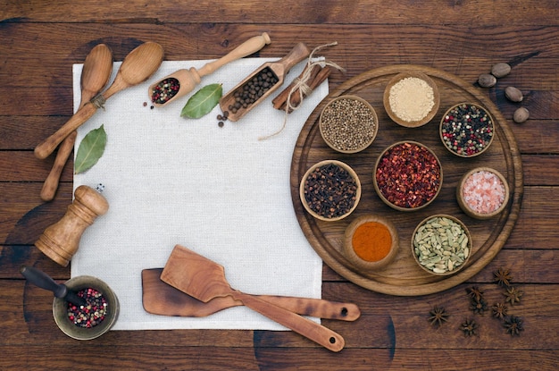 Vista dall'alto su spezie ed erbe aromatiche sul tavolo di legno. cibo e ingredienti della cucina in stile rustico. disposizione piatta.