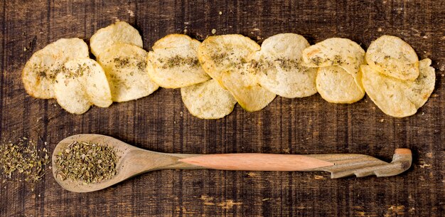 Photo top view of spices with potato chips