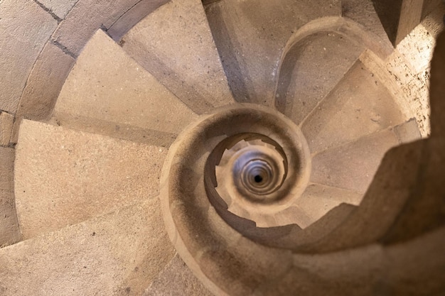 Foto vista dall'alto della scala a chiocciola della torre. scendendo le scale a chiocciola.