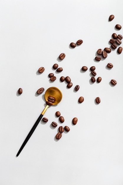 Photo top view of spoon with coffee beans