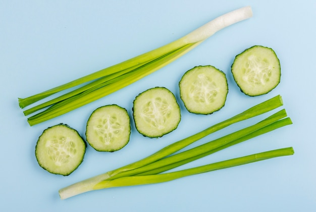 Photo top view spring onion with cucumber slices