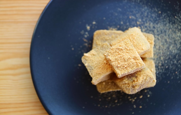 Photo top view of stack of warabimochi soft and chewy japanese traditional confection