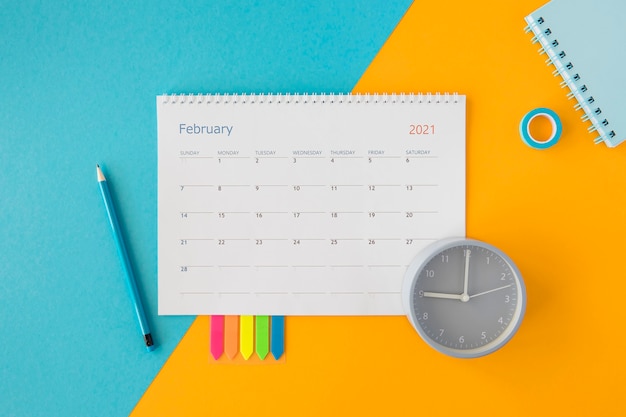 Foto calendario e orologio di cancelleria con vista dall'alto