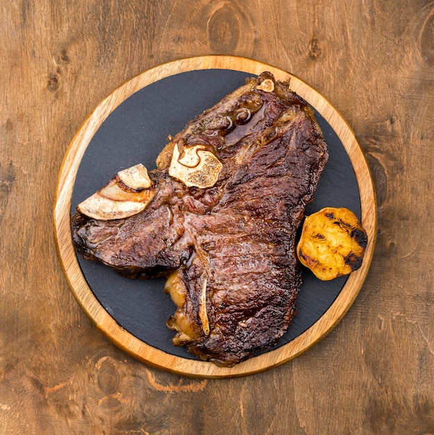 Photo top view of steak on plate