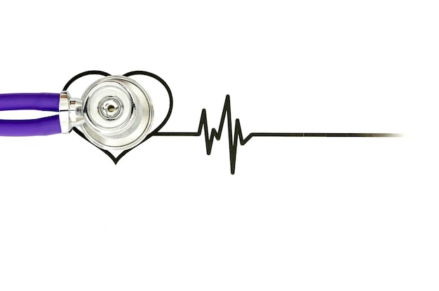 Foto vista dall'alto dello stetoscopio sul cardiografo battente a forma di cuore disegnato a mano.