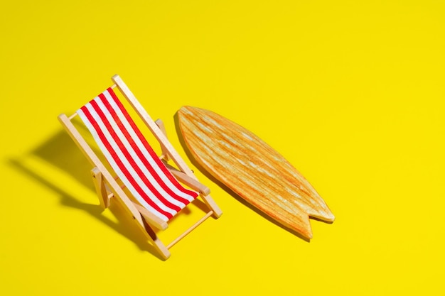 Foto top view strandstoel en surfplank op gele achtergrond