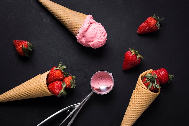 Vista dall'alto concetto di cioccolato alla fragola