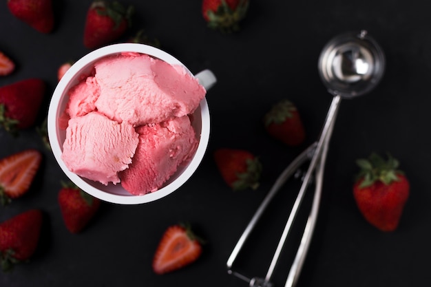 Foto vista dall'alto gelato alla fragola fatto in casa