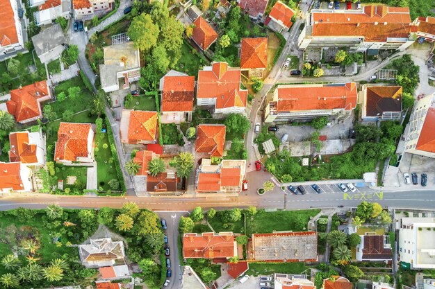 Photo top view of street in the old european city houses with redtiled roofs