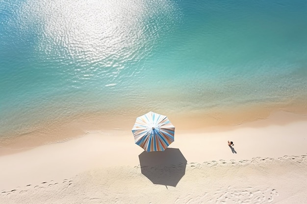 Верхний вид летнего пляжного отдыха с голубой морской водой и зонтиком для отдыха
