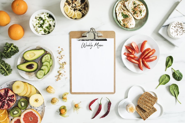 흰색 대리석 테이블에 있는 슈퍼 푸드의 상위 뷰 플랫 레이 Variuos 야채 재료와 채식주의자를 위한 건강 식품 조식 테이블 복사 공간 템플릿