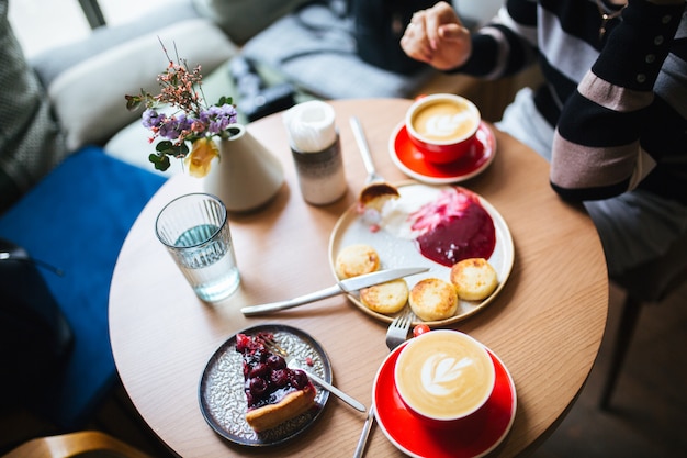 カフェのテーブルの上から見る。 2杯のコーヒーとdesser