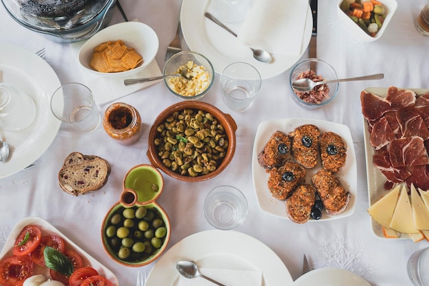 Foto vista dall'alto di un tavolo con cibo piatti con cibo pronto da mangiare tavolo con snack
