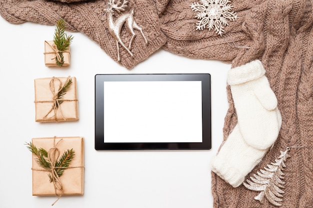 Photo top view tablet with blank screen on wooden table with fir tree and christmas decoration