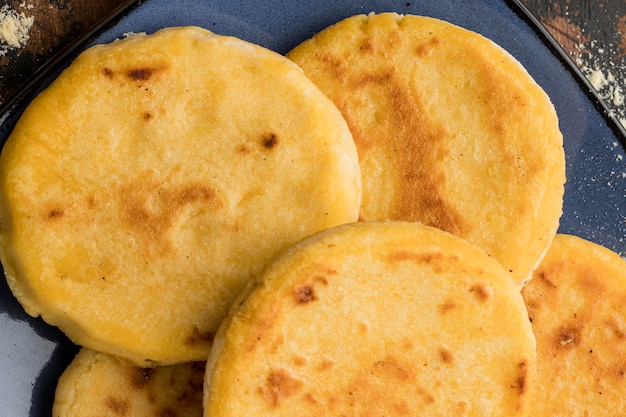 Photo top view tasty arepas on plate