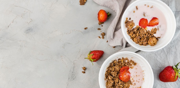 Photo top view tasty breakfast with strawberries and granola