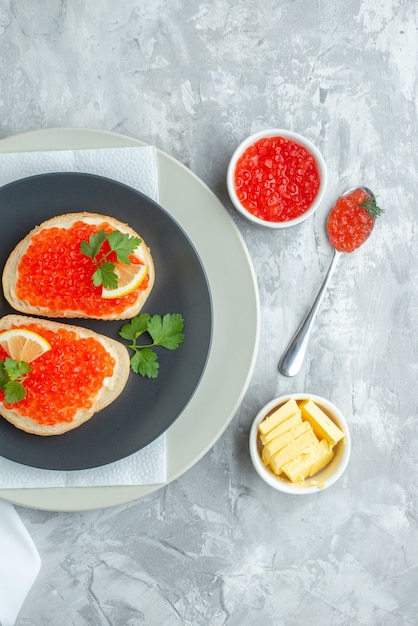 상위 뷰 흰색 표면에 접시 안에 맛있는 캐비어 샌드위치 스낵 빵 아침 식사 저녁 식사 물고기 음식 토스트 식사 요리