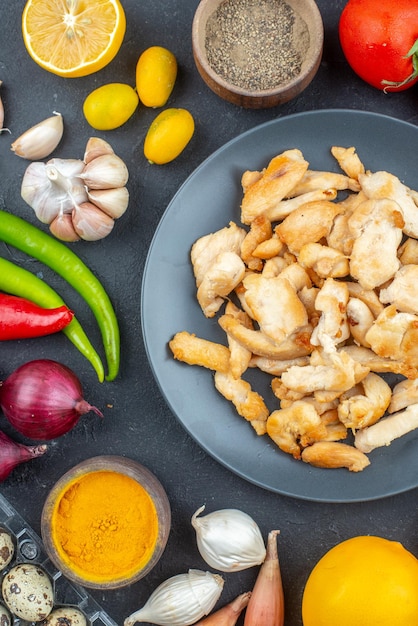 어두운 배경 저녁 식사 고기 음식 새 식사 요리 요리에 조미료와 야채와 함께 상위 뷰 맛있는 치킨 조각