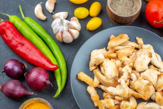 Vista dall'alto gustose fette di pollo con condimenti e verdure su sfondo scuro cena carne cibo uccello colore pasto piatto cucina