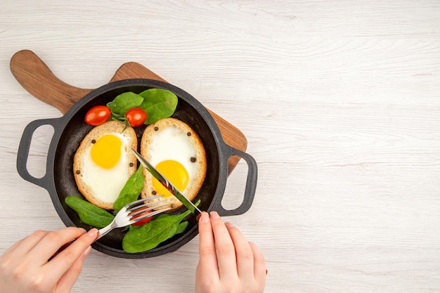 上面図白い背景の上の女性に食べられるおいしい卵のトースト食品サラダ料理パン色食事お茶ランチ朝食