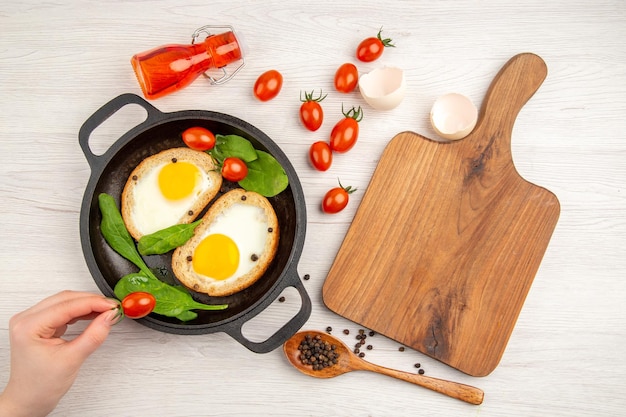 상위 뷰 맛있는 계란 토스트 흰색 배경 음식 샐러드 접시 빵 식사 차 점심 아침 식사 색상에 여성이 먹고