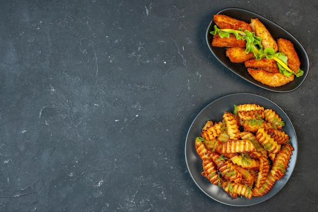 회색 배경에 닭 날개가 달린 맛있는 튀긴 감자 식사 요리 음식 고기 치킨 튀김 요리 사진