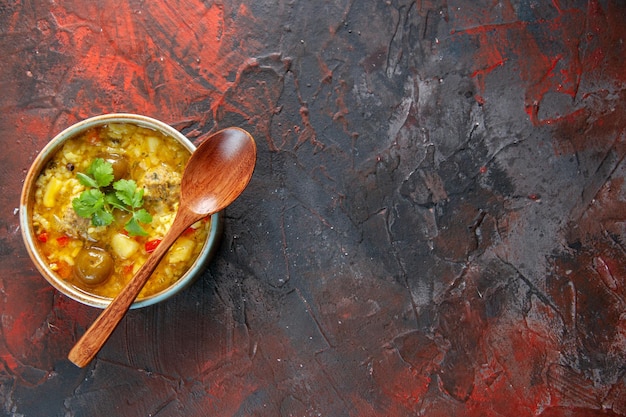 Vista dall'alto gustosa zuppa di carne con patate e riso all'interno di un piccolo piatto su superficie scura piatto ristorante cucina pasto cibo insalata cucina cena posto libero