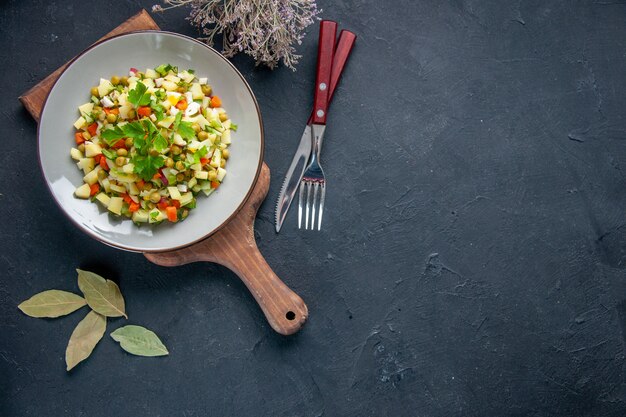 トップビュープレートの中に豆ポテトと卵が入ったおいしいサラダ暗い背景食事料理健康水平ダイエットカラーレストランの食べ物