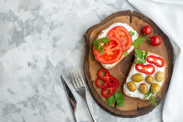 Вид сверху вкусные тосты с помидорами и оливками на деревянной доске на белом фоне хлеб бургер закуска ужин горизонтальный сэндвич еда обед еда