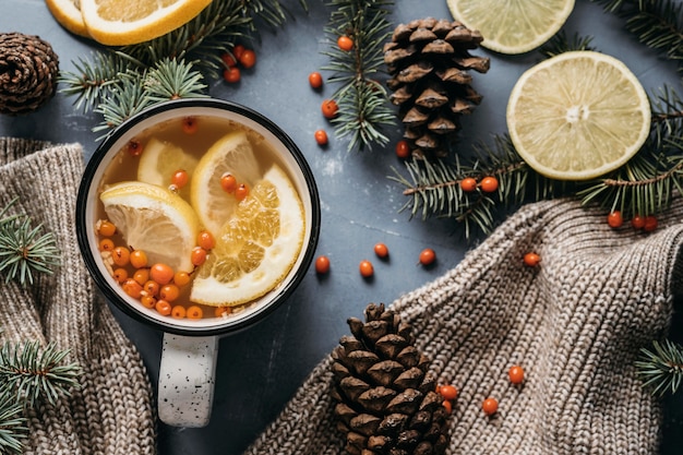 Photo top view tea with lemon and sea buckthorn in mug