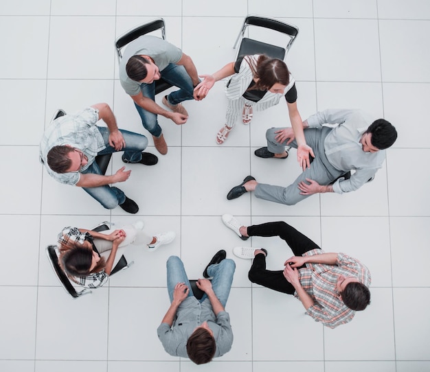 Vista dall'alto di un team di giovani dipendenti di successo