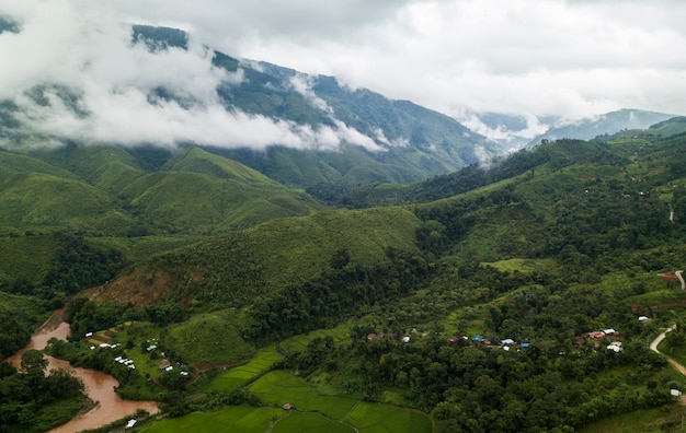 Vista dall'alto campo di riso terrazzato a mae cham chiangmai thailandia del nord