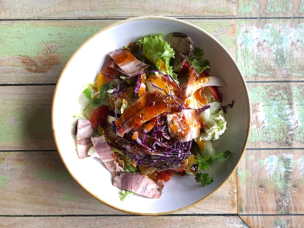 Photo top view of thai beef salad food