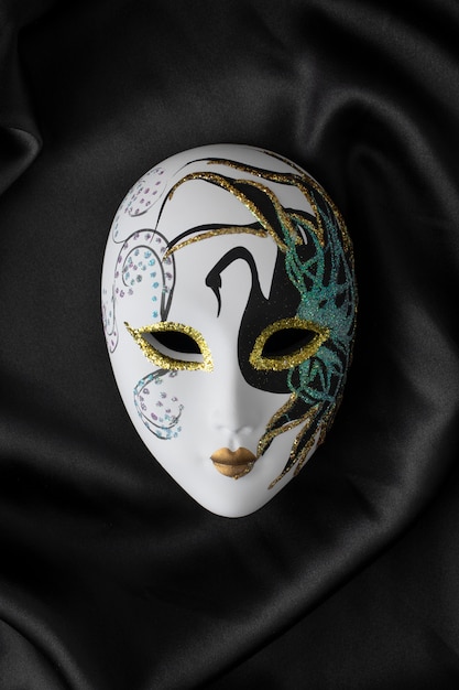 Фото Натюрморт с театральной маской, вид сверху