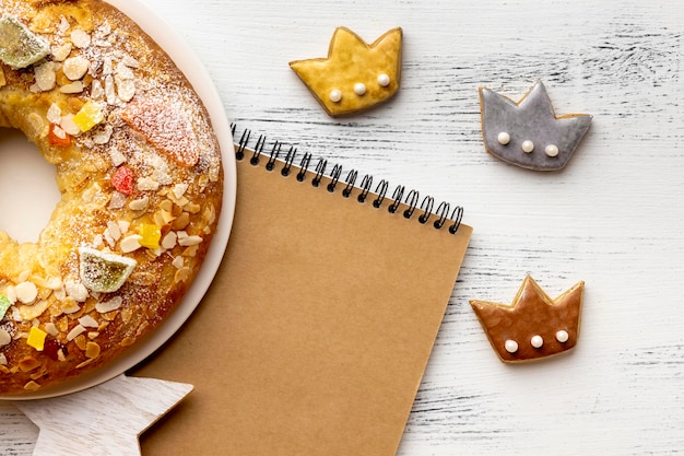 Photo top view of three crowns with dessert for epiphany day